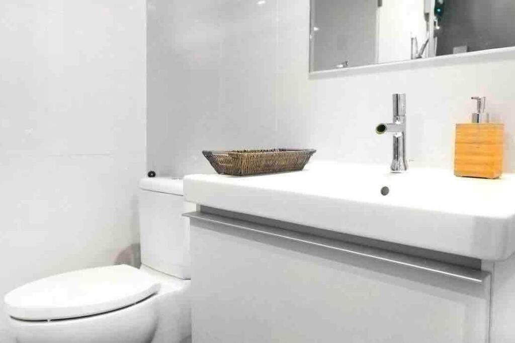 Stylish 1 Bedroom, Nice Pool,Bts Asok, Sukhumvit Bangkok Exteriör bild